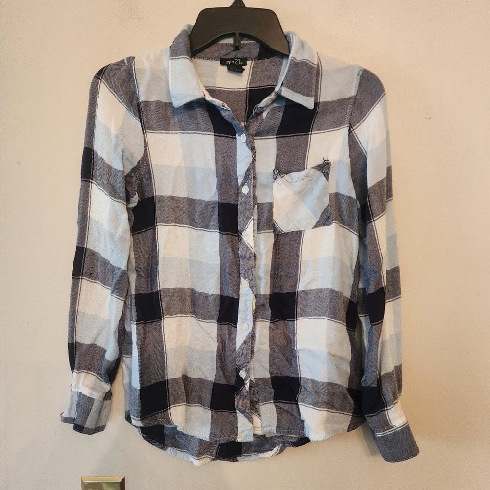 Rue 21 Plaid black and white fannel long sleeve shirt Size medium